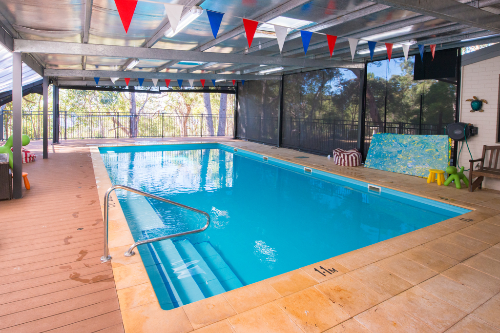 Photo of swimming pool to show undercover ad side blinds